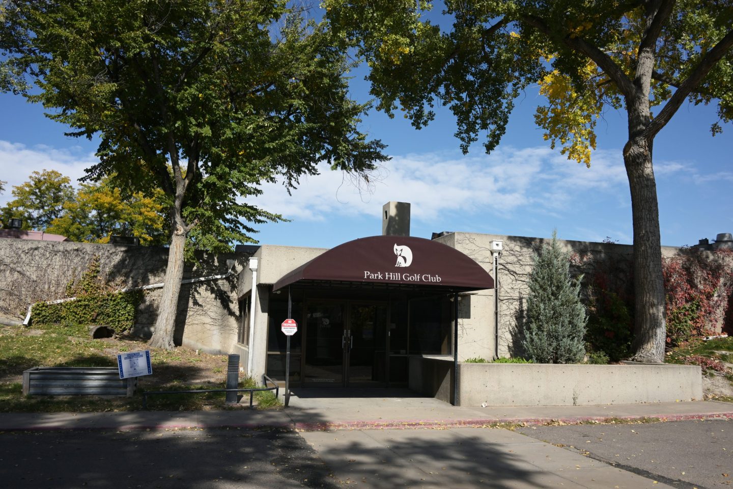 Photo of golf course entry.