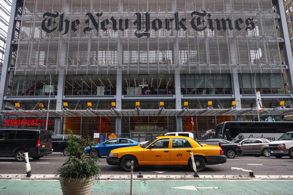 Did the New York Times ethicist urge party guests to shun FTX employees?