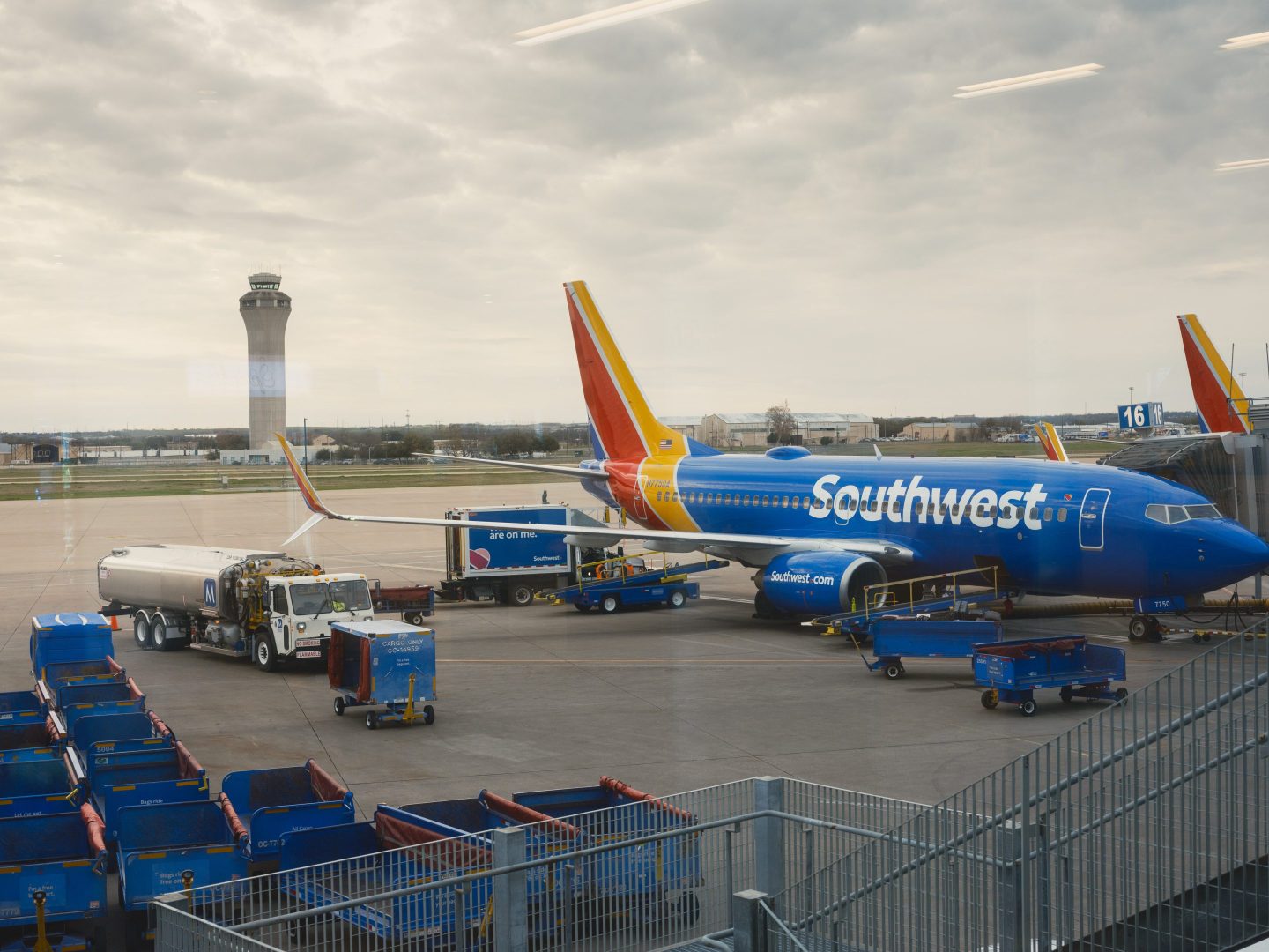 Pilots at Southwest Airlines have voted to authorize a strike .