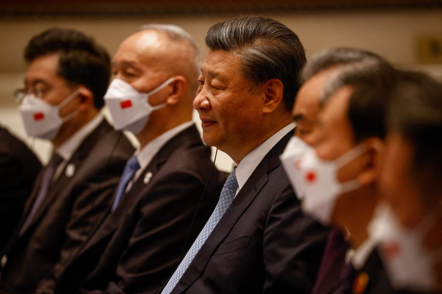 Chinese President Xi Jinping listens to Uzbekistan President Shavkat Mirziyoyev
