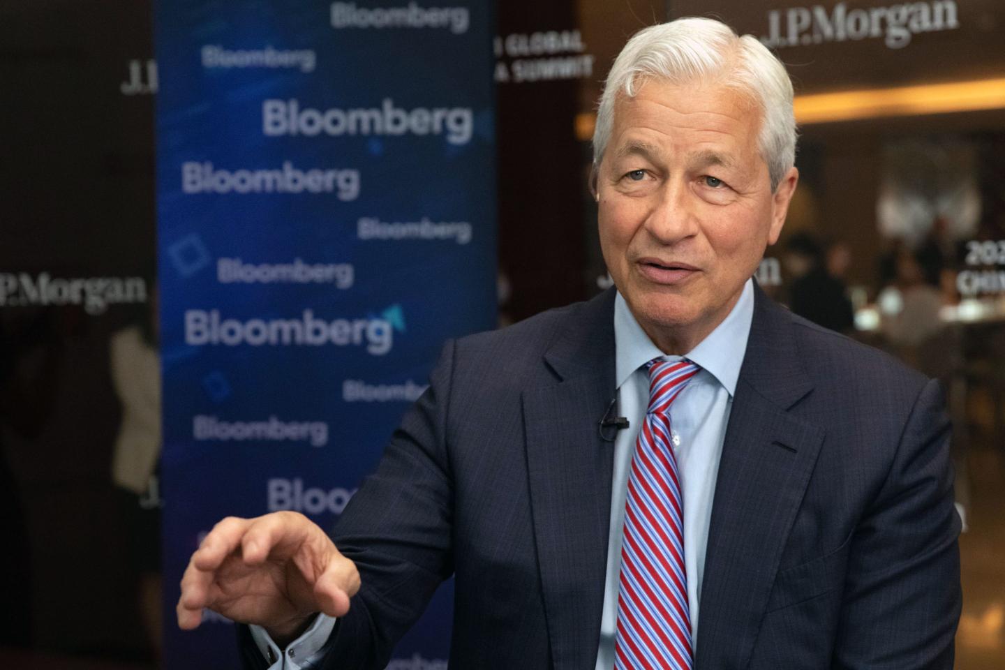 Jamie Dimon says the Fed should pause rate hikes, but he doesn’t think it will for long: ‘People should be a little prepared for that’