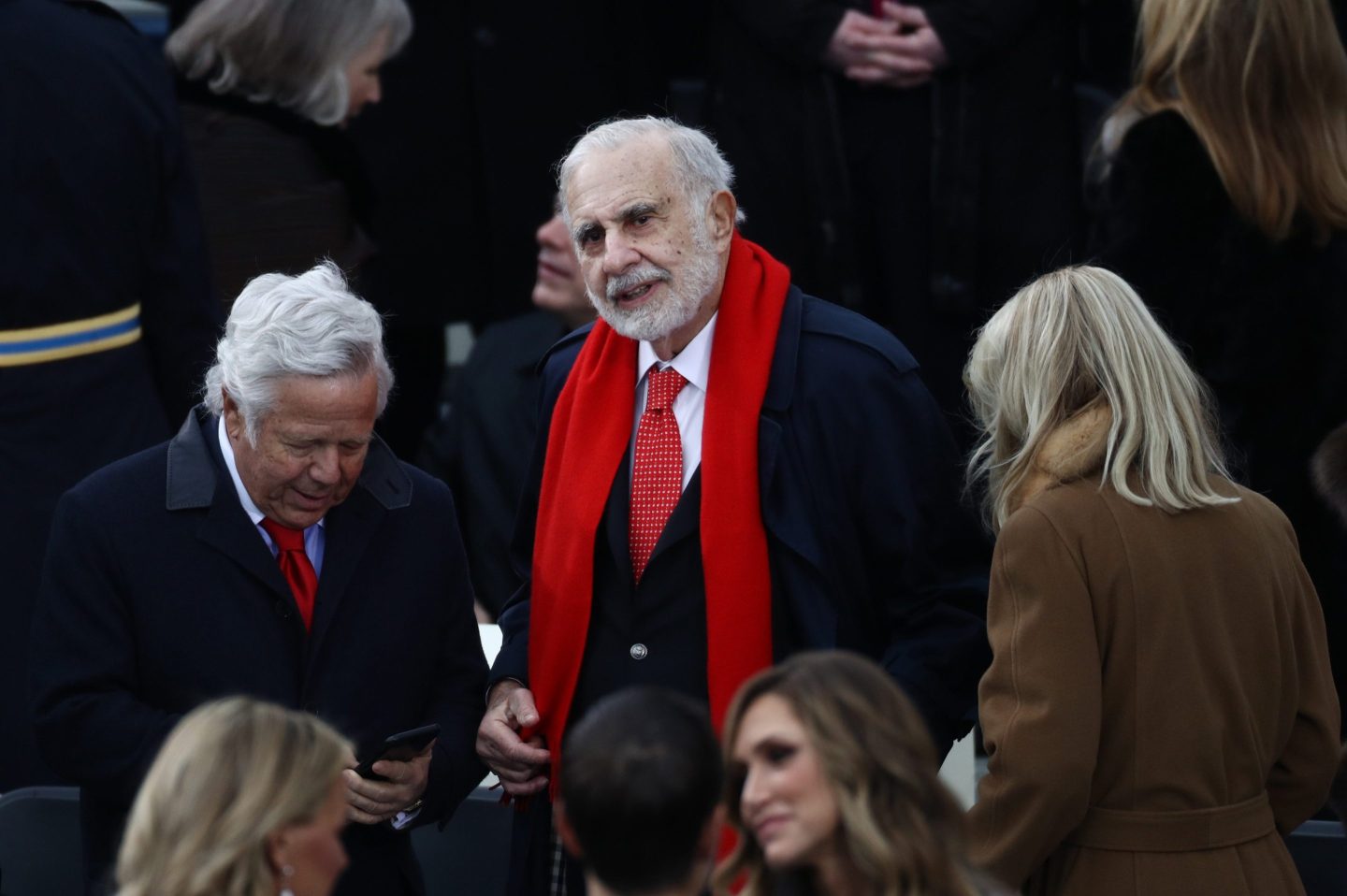 Billionaire activist investor Carl Icahn, center, and Robert Kraft, chairman and chief executive officer of the New England Patriots LP, left, arrive during the 58th presidential inauguration in Washington, D.C., U.S., on Friday, Jan. 20, 2017.