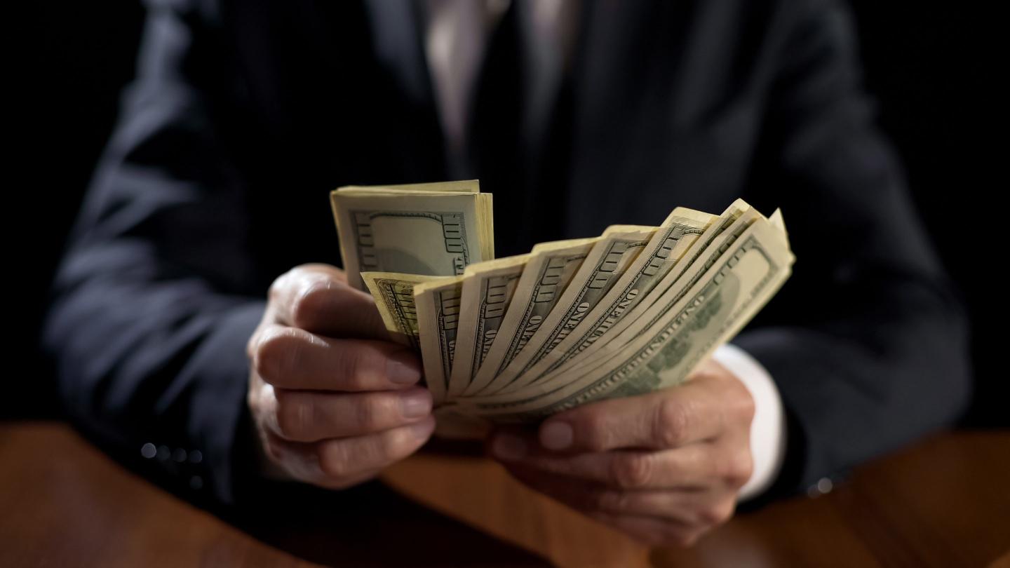 Former Chicago commodities trader arrested for running a Ponzi scheme while posing as a billionaire hedge funder with 122 luxury cars