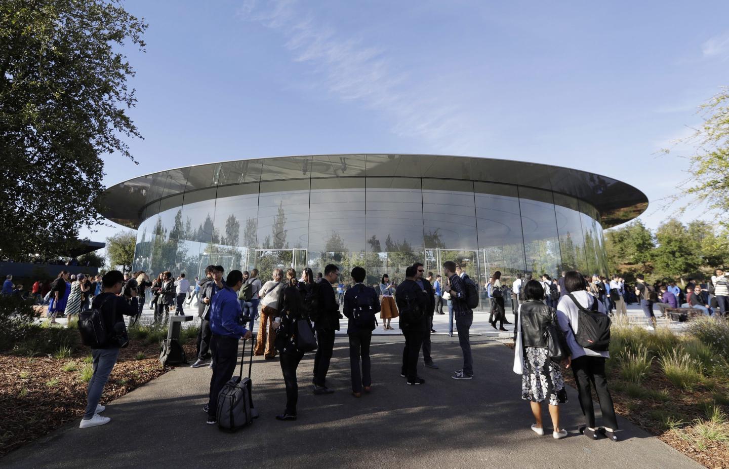Star of Apple developer conference expected to be mixed-reality headset that could be another company milestone—or join VR and AR duds