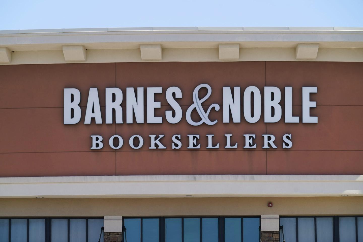 Barnes & Noble workers at the chain’s Manhattan flagship store vote to unionize