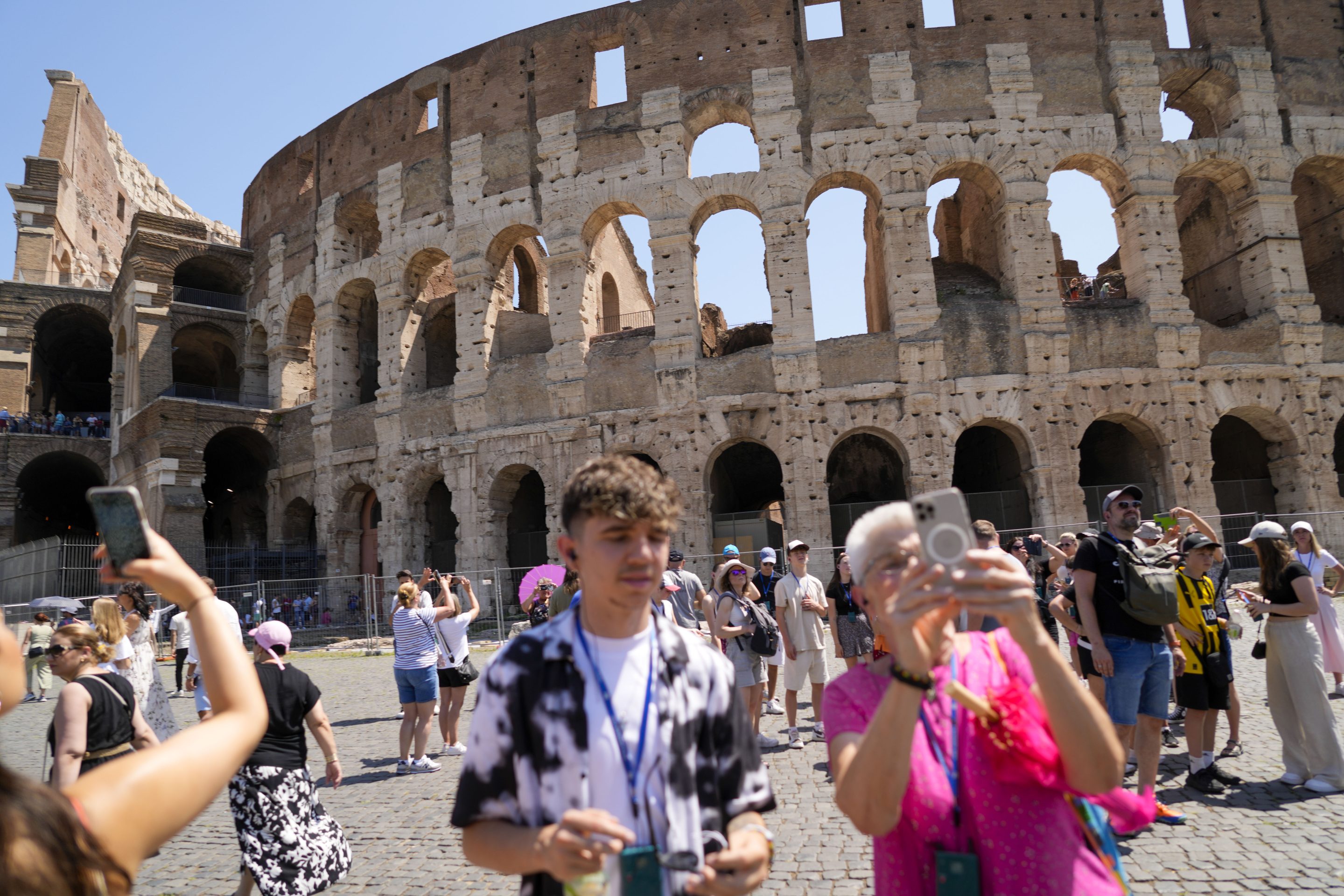 Italy: Roman Colosseum defaced with tourist graffiti | Fortune