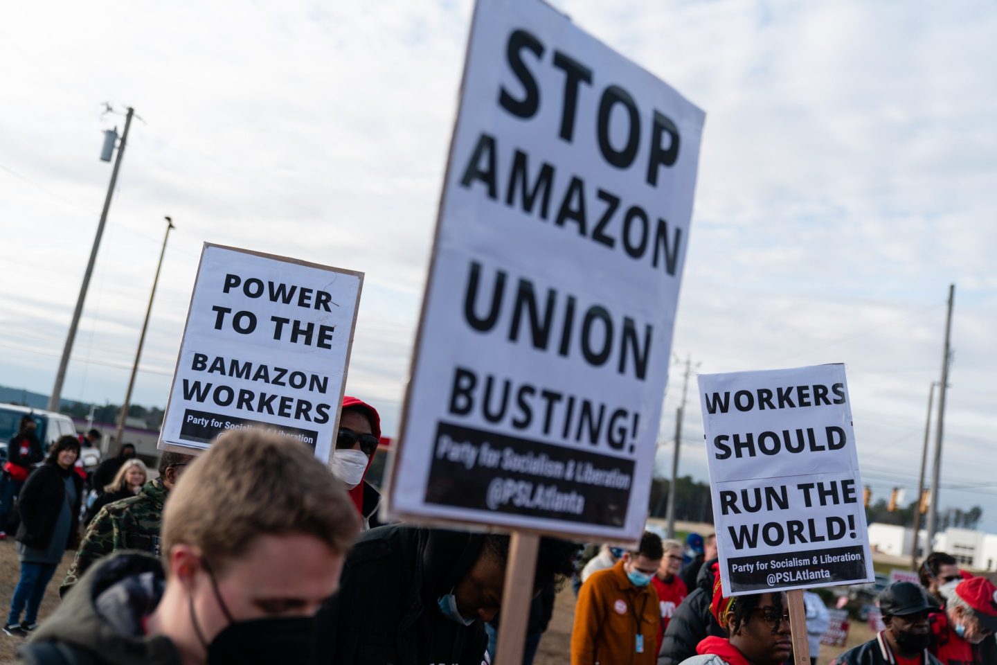 Pro-Amazon union protesters outside Amazon's Bessemer, Ala. warehouse. 