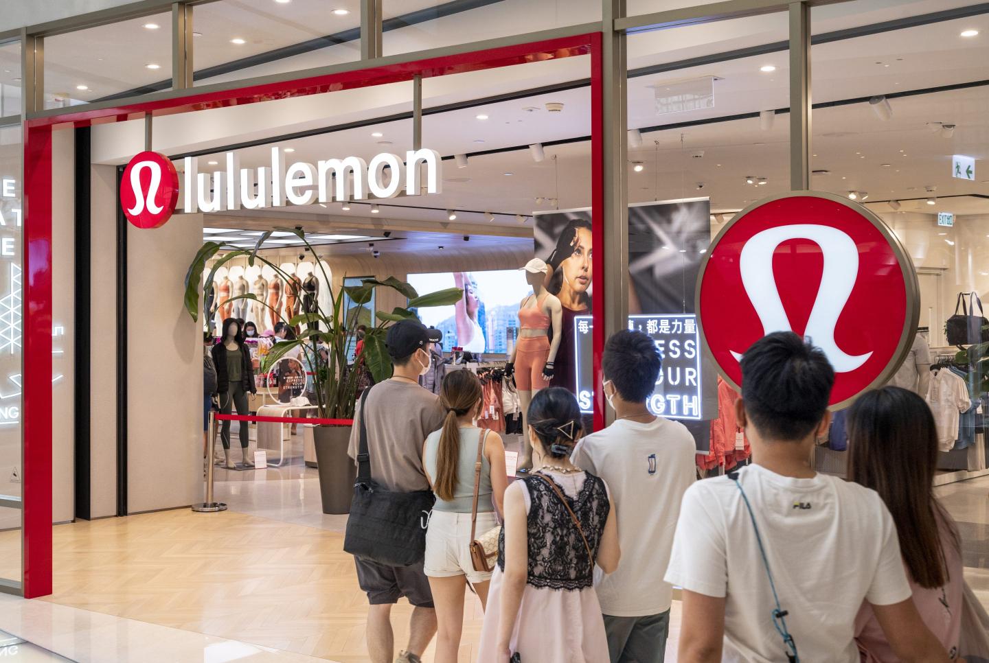 A group of shoppers going into a Lululemon store