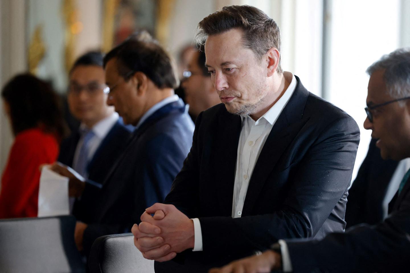 Tesla’s dropping of AM radio in its cars prompts broadcasters and lawmakers to fight back against the ‘betrayal’