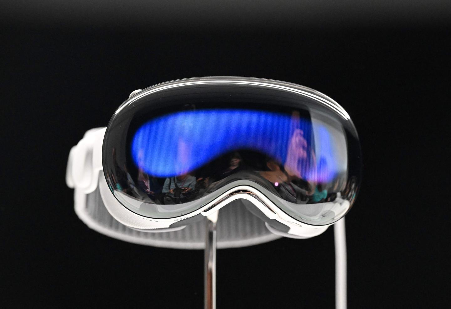The metaverse is a dumpster fire. Is Apple its last hope?