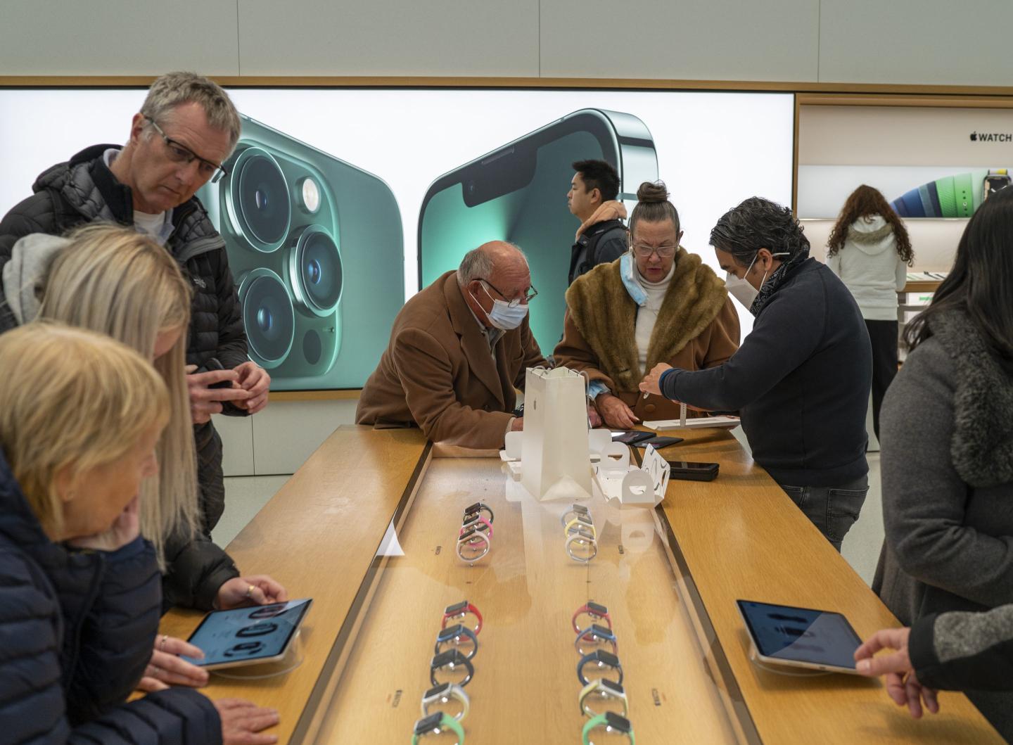 Apple used ‘coercive’ interviews and other anti-union tactics at New York City store, U.S. judge rules