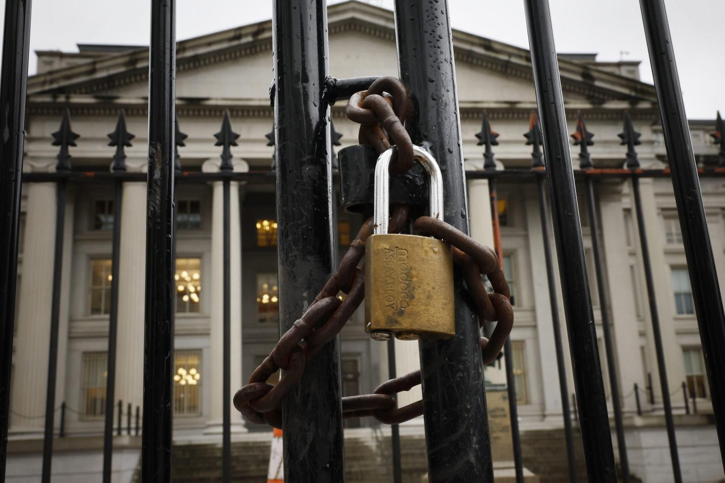 U.S. crypto banking is under frontal assault. Here’s what it will take for the regulatory freeze to thaw, according to a former Fed examiner