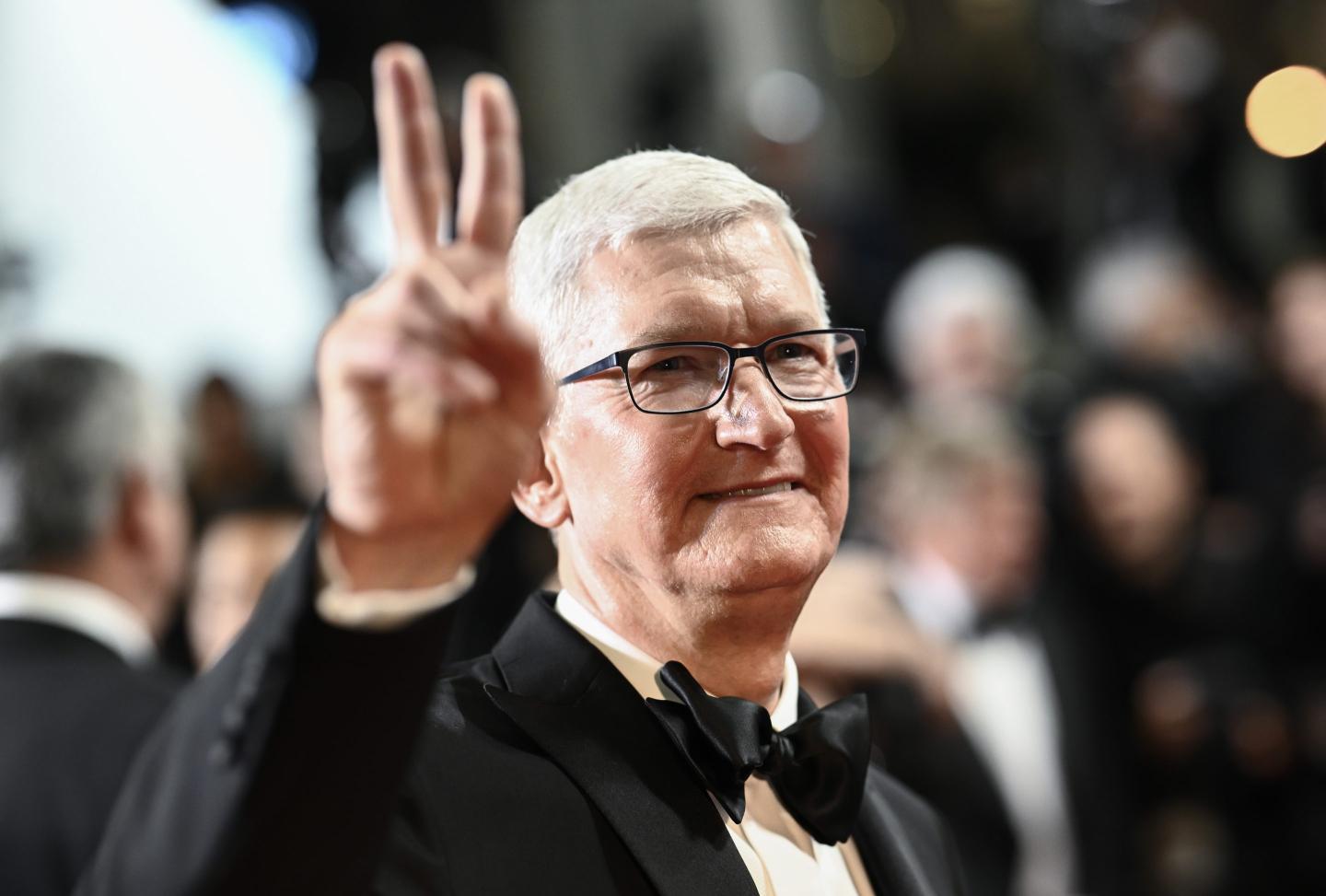 Apple shares hit a record high fueled by the expected blockbuster premiere of a mixed-reality headset