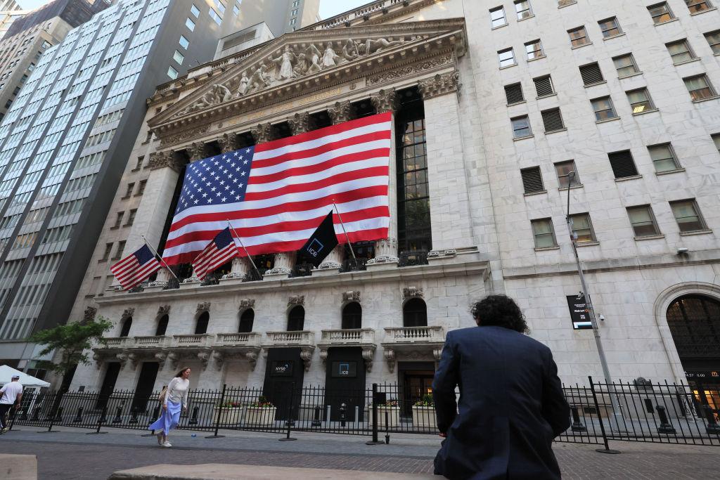 Coinbase and Binance want to dominate crypto. But both could lose to Charles Schwab and Wall Street, says new report