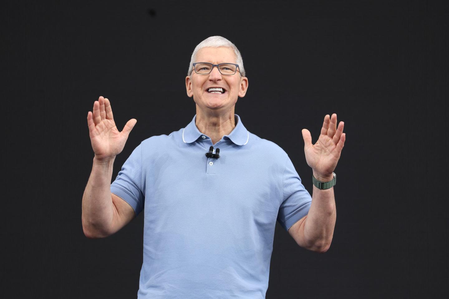 a picture of Tim Cook smiling