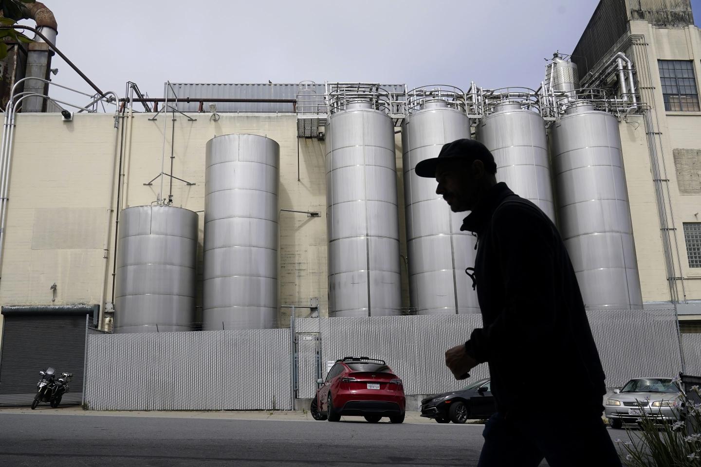 Employees at San Francisco craft beer trailblazer Anchor Brewing race against clock to buy brewer before owner Sapporo shuts it down