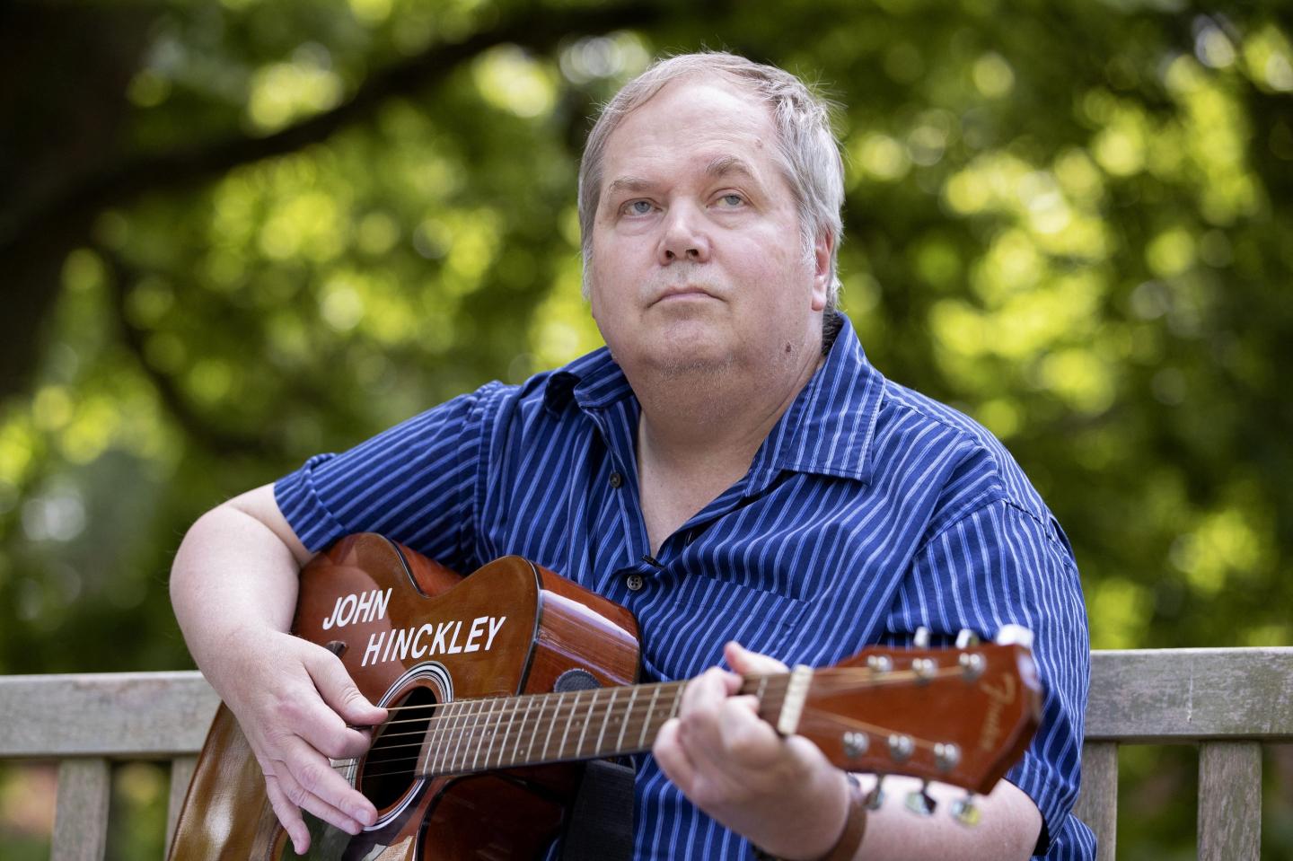 John Hinckley Jr, who tried to assassinate Ronald Reagan, signs record deal for folk music album