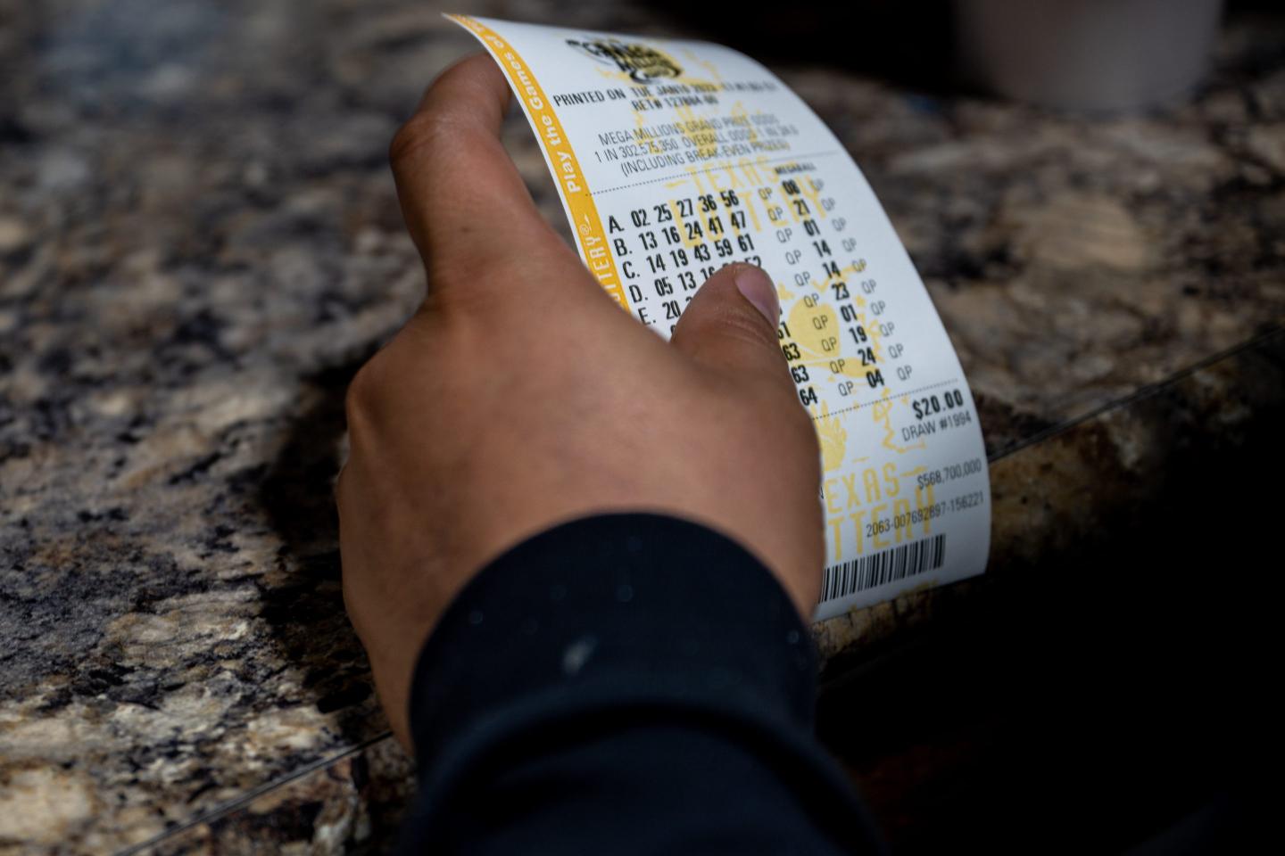 Winning Tuesday’s $1 billion Mega Million jackpot comes with a huge decision: Take a lump sum payout or an annuity