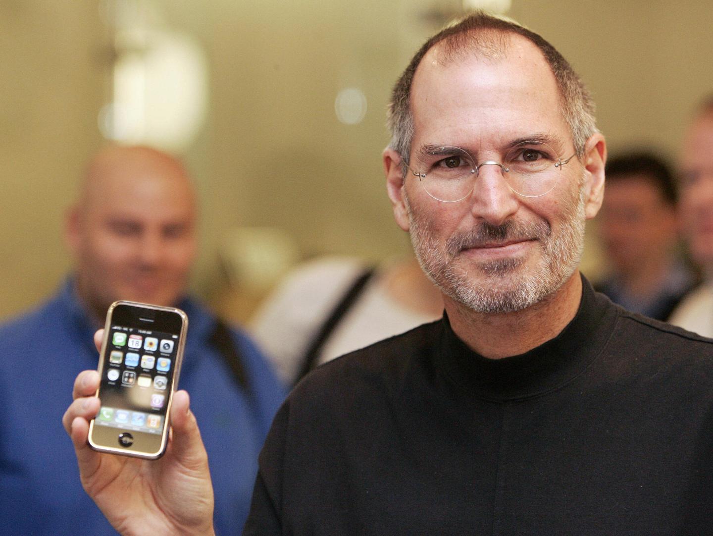 Apple CEO pictured with an iPhone in 2007.