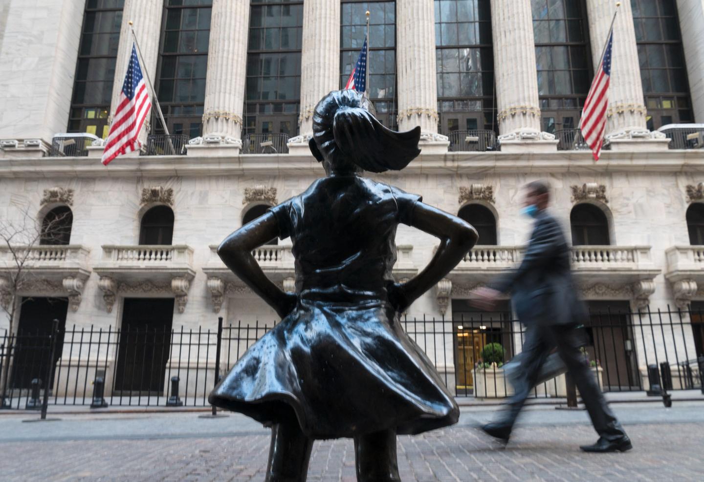 The wait for an elusive recession is getting costly for big-name money managers bullish on bonds. They’re doubling down 