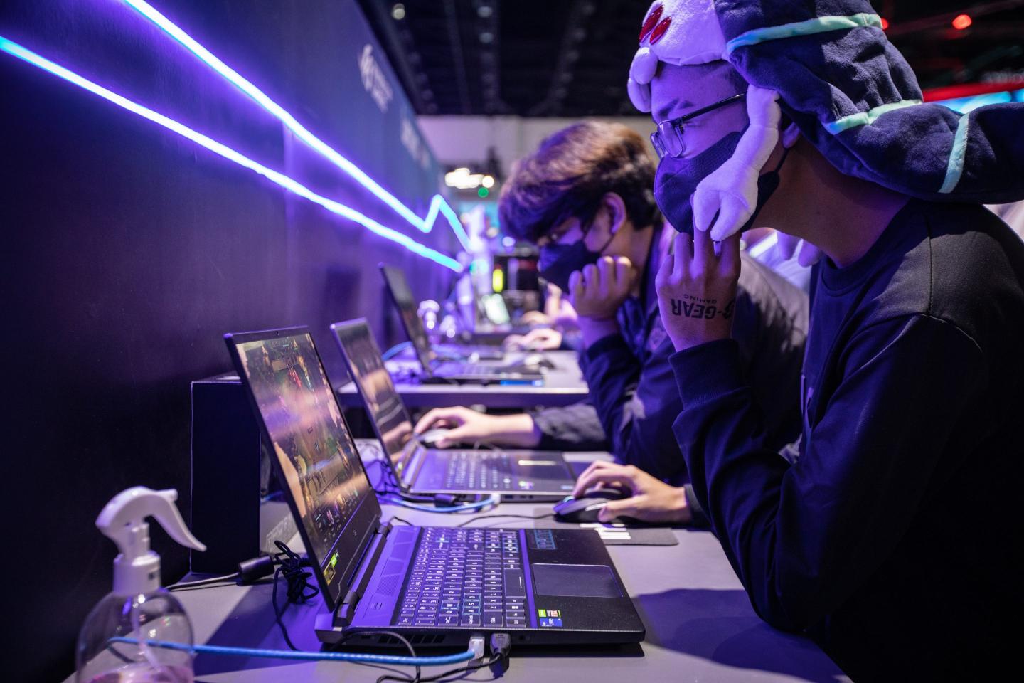 Visitors at the Thailand Game Show 2022 play games at the Intel booth.