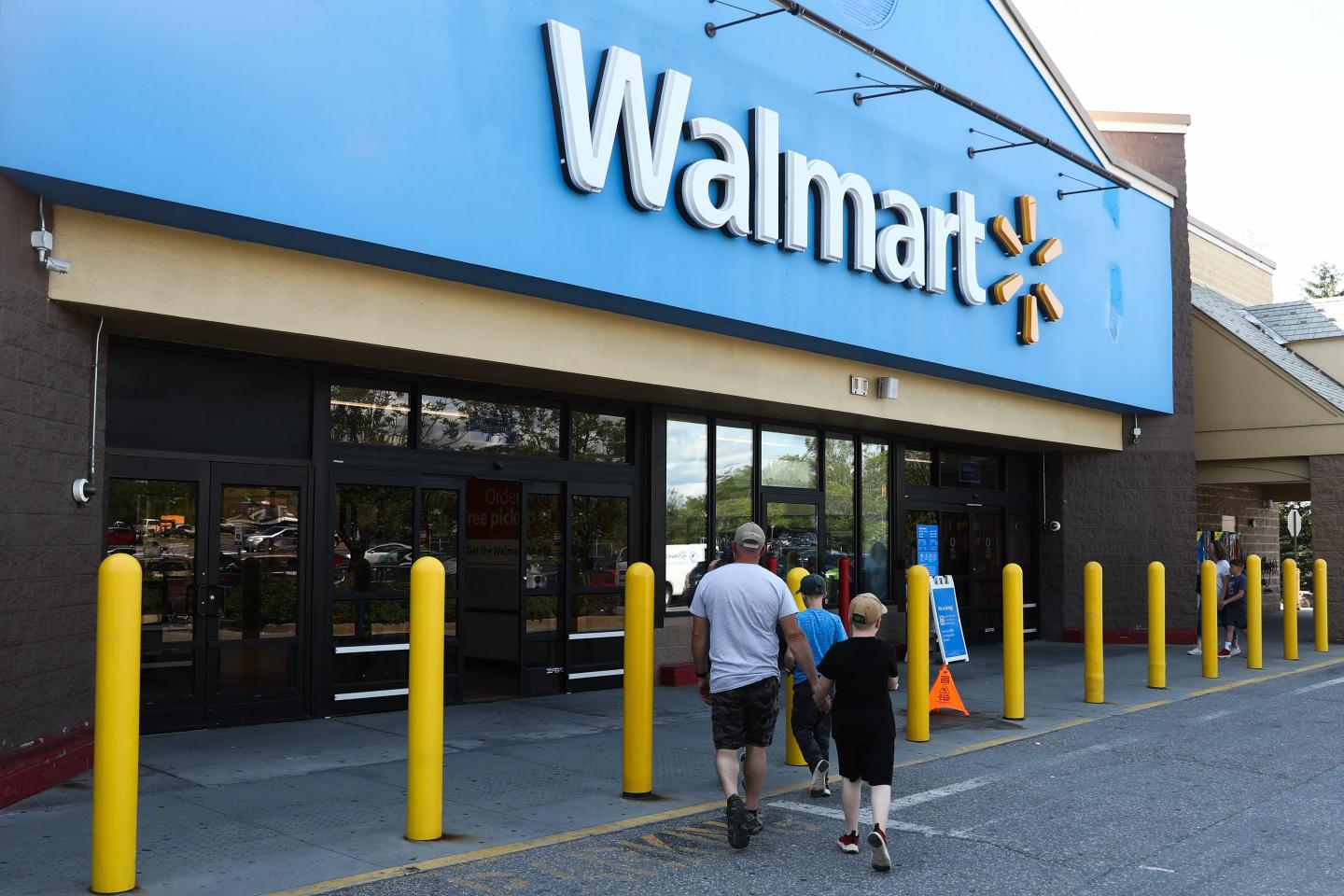 Shoppers are in a spending mood. But retail executives point to inflation and depleted savings as signs the good times won’t last