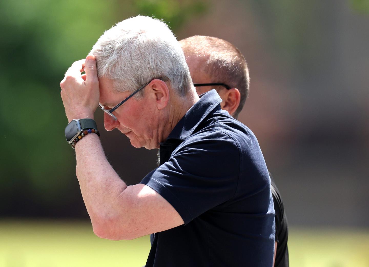Over $200 billion of Apple’s market cap has vaporized since Thursday. Here’s what’s going on