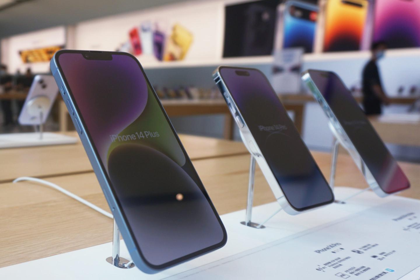 iPhones at an Apple store