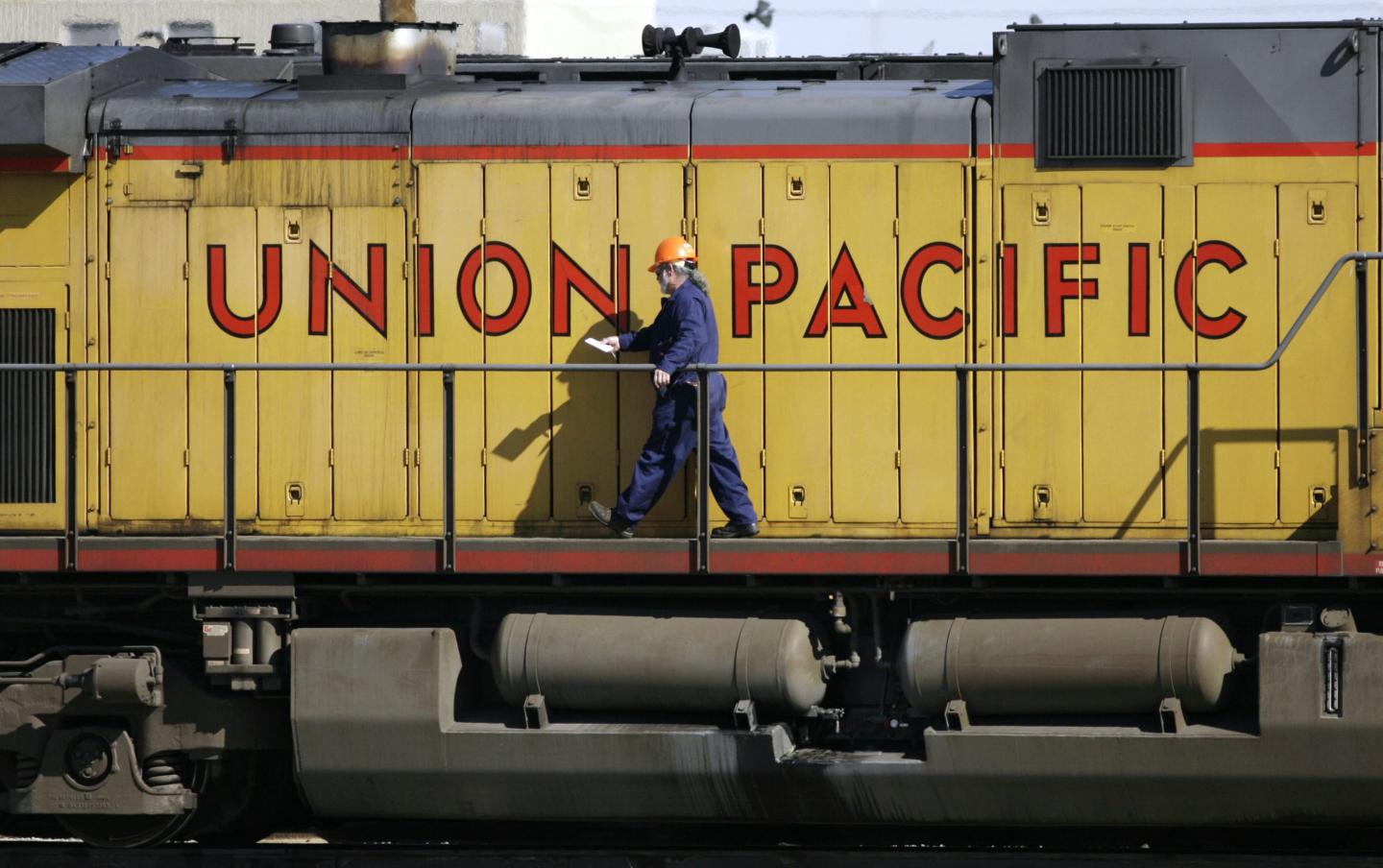 Federal inspectors warn of ‘significant risk to rail safety’ after reporting alarming number of Union Pacific defects