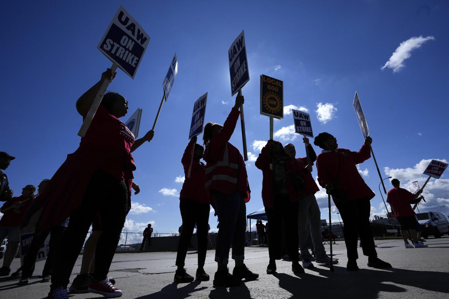 Biden makes ‘unprecedented’ move of heading to Michigan to join UAW autoworkers on the picket line and show his union bona fides