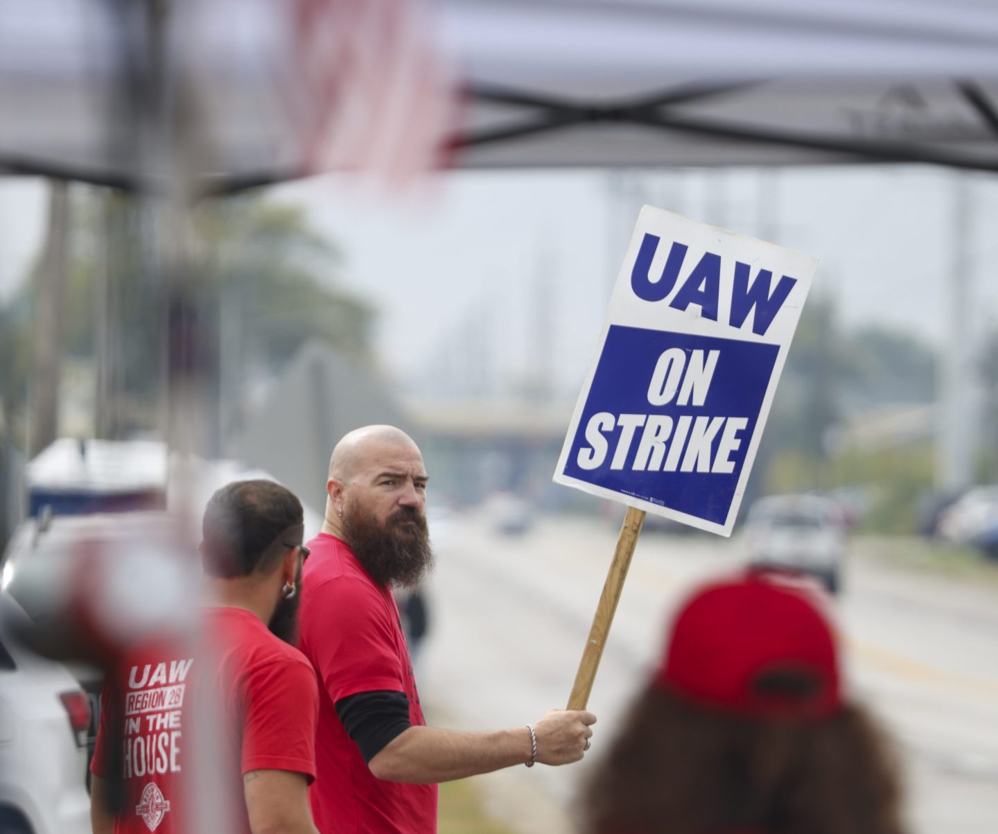 Striking UAW auto worker
