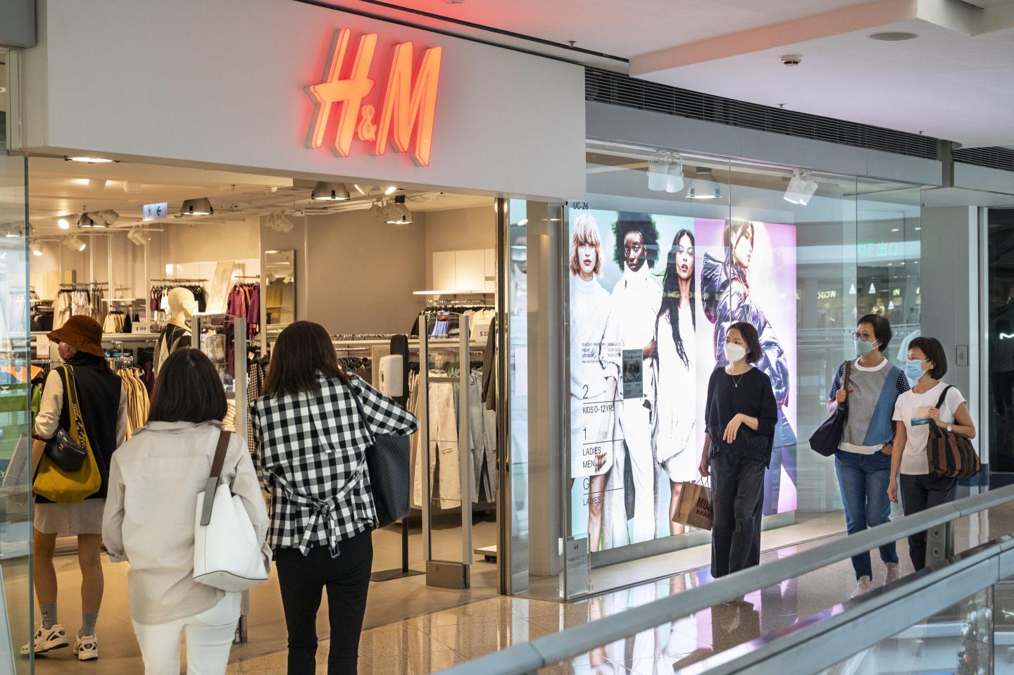 H&M is expanding its program of charging for online returns.