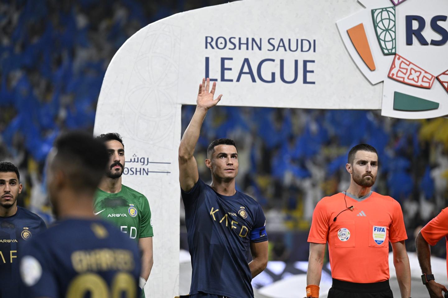 cristiano ronaldo standing with his hand up