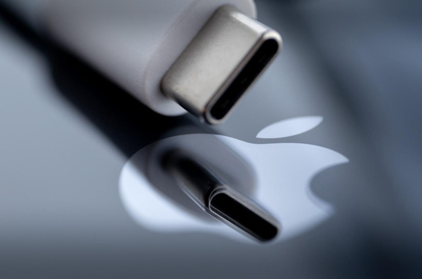 Apple endorsed a critical new electronics accessory this week and prompted millions of device owners to ask: What’s USB-C?