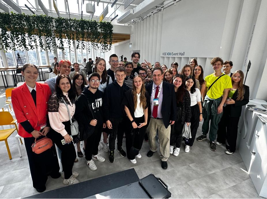 Prof. Jeffrey Sonnenfeld with students at the Kyiv School of Economics.