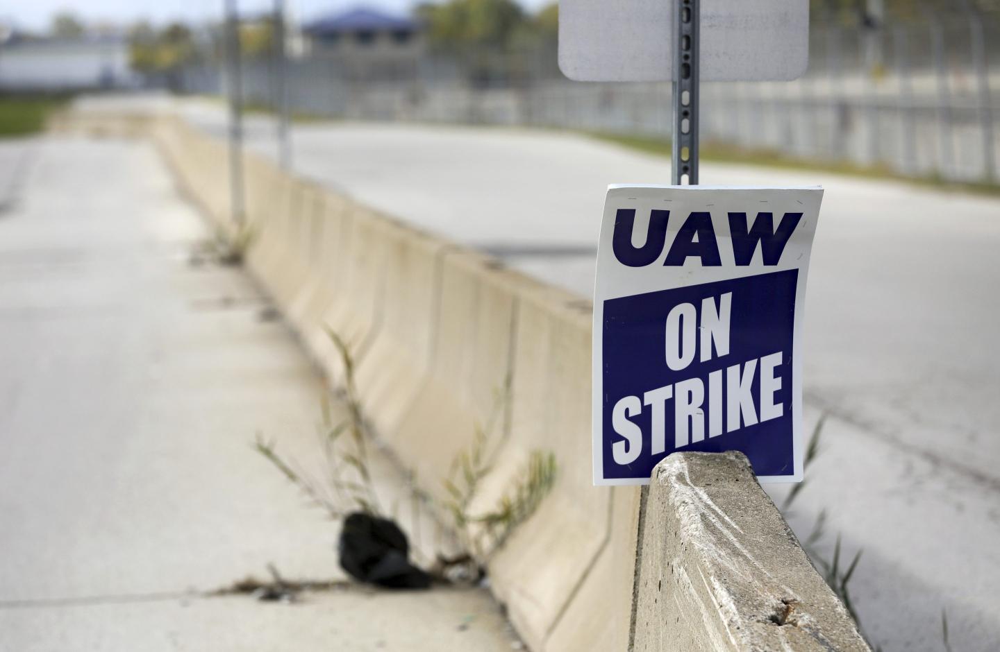 4,000 UAW workers at Mack Trucks will go on strike after rejecting contract deal