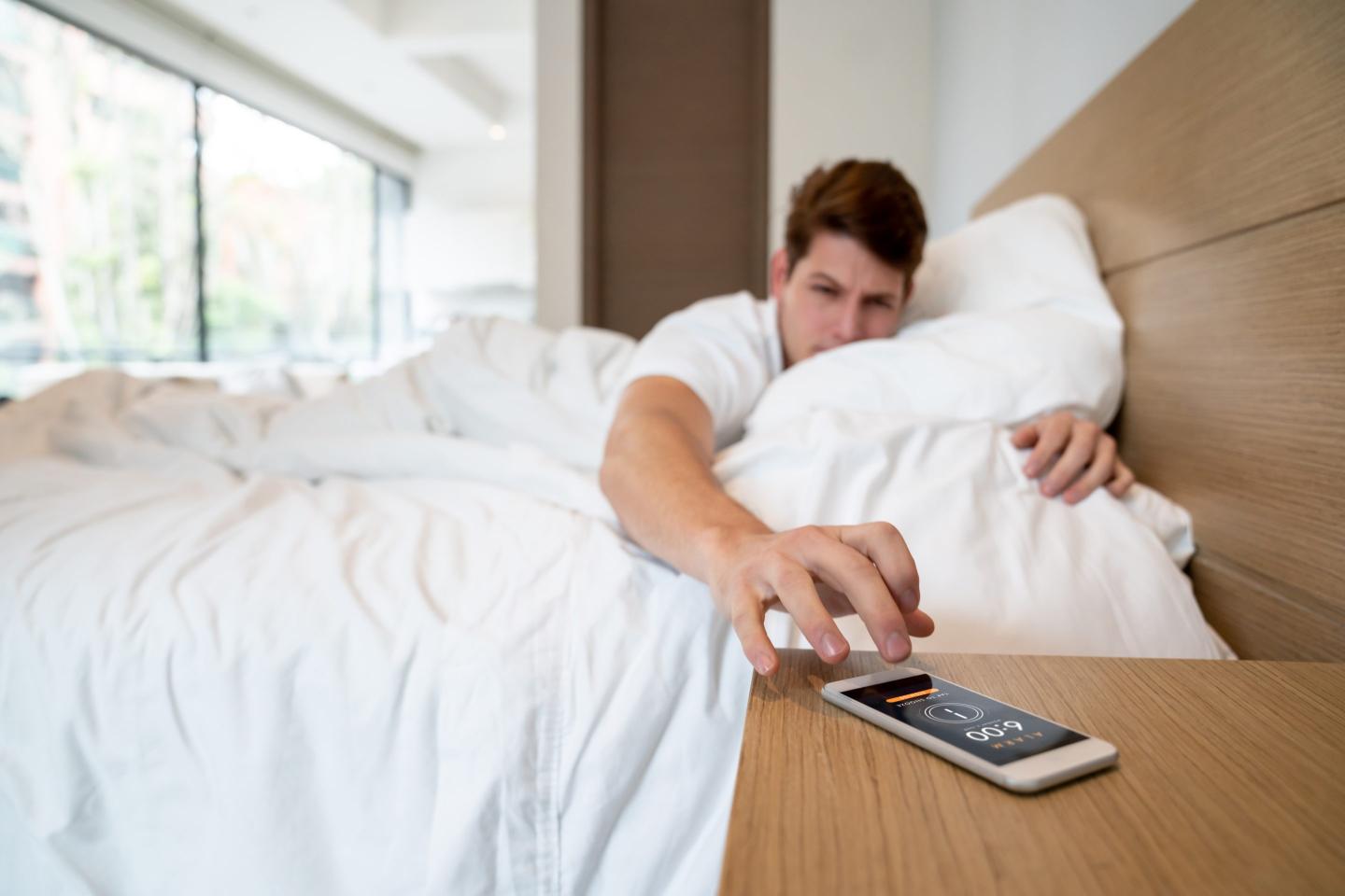If you habitually hit the snooze button on your alarm, new research says you may be mentally sharper for it