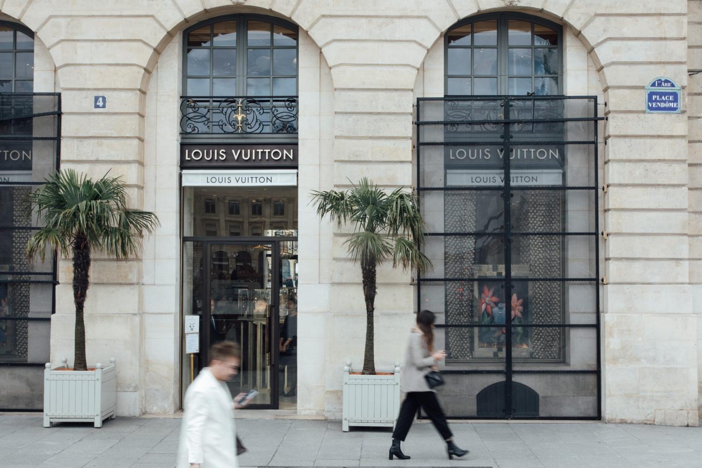 picture of a louis vuitton storefront in france