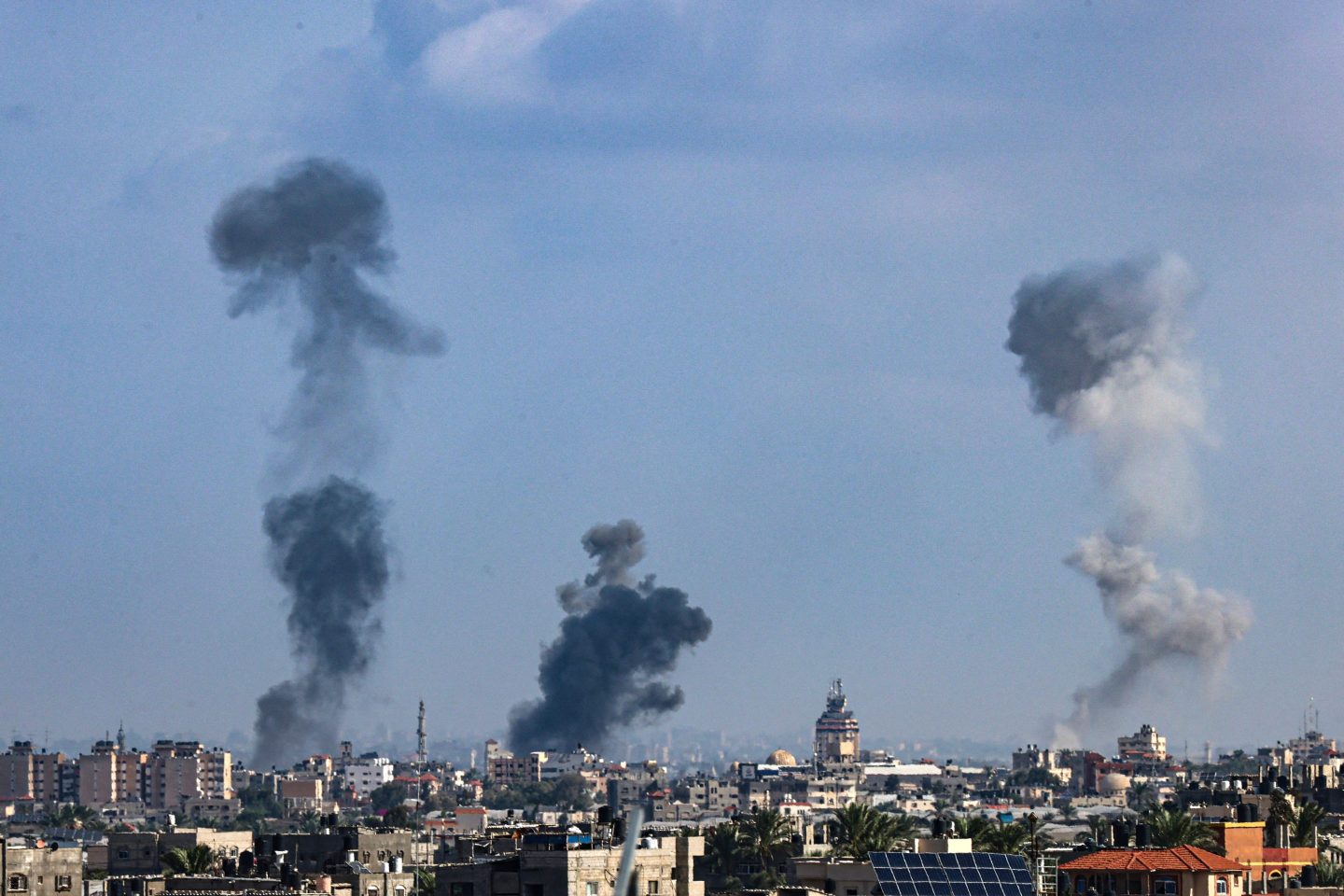 How should CEOs and business leaders deal with the escalating conflict between Israel and Hamas?