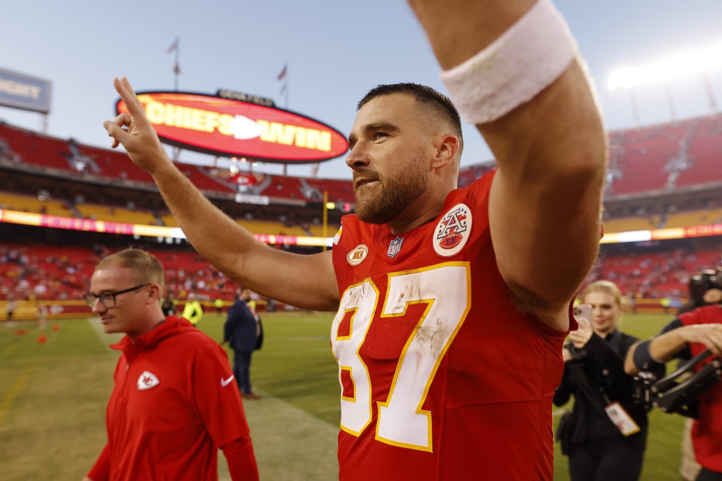 Travis Kelce and the Chiefs will face the Denver Broncos. 