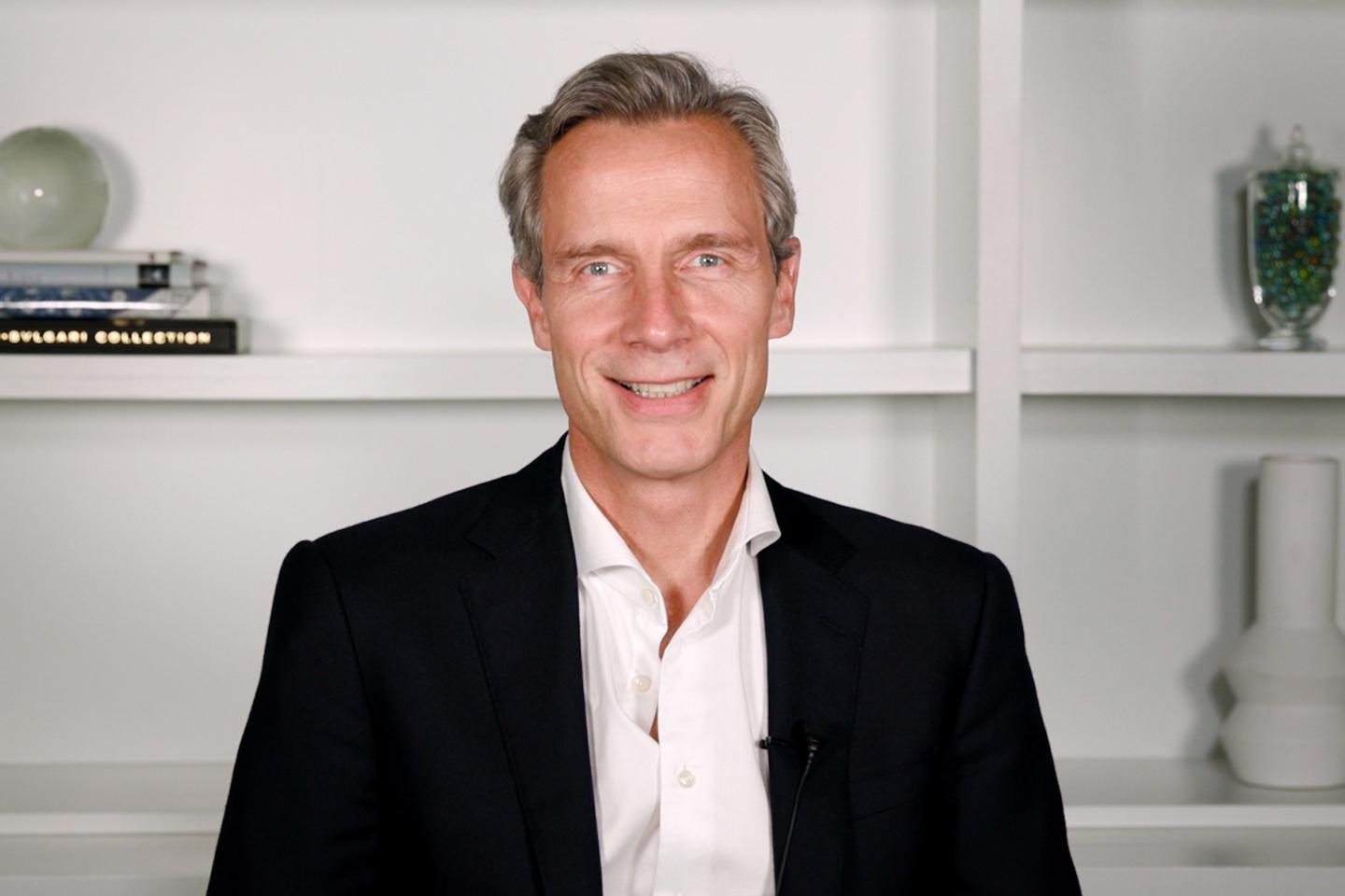 Neiman Marcus’s CEO starts his day with a cup of tea and writes thank you notes every night. Here’s his daily routine