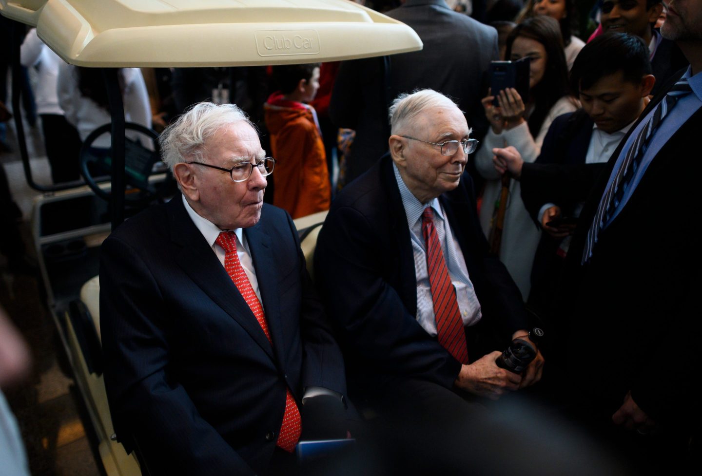Warren Buffett (L), CEO of Berkshire Hathaway, and vice chairman Charlie Munger attend the 2019 annual shareholders meeting in Omaha, Nebraska, May 3, 2019. (Photo by Johannes EISELE / AFP) (Photo credit should read JOHANNES EISELE/AFP via Getty Images)