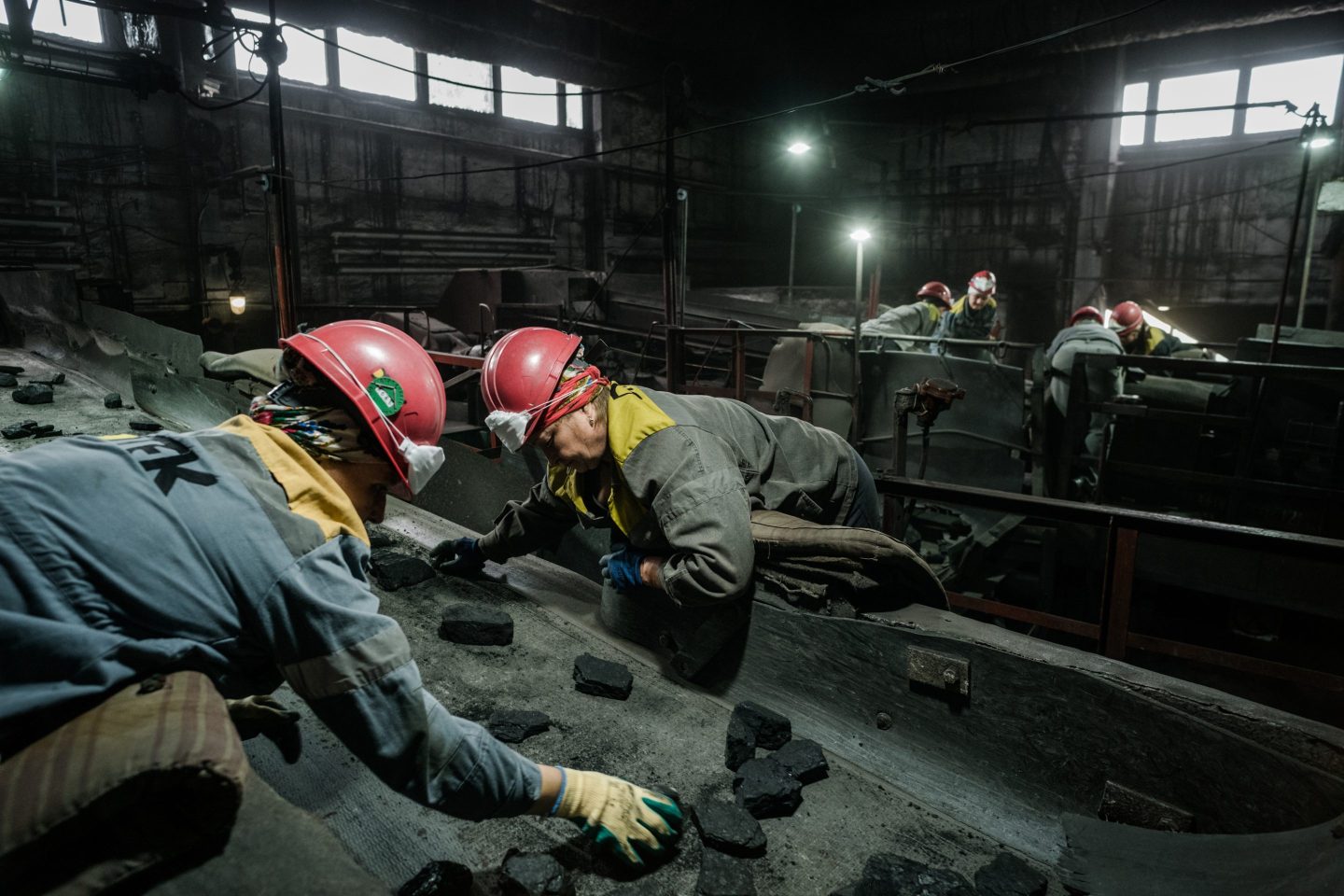 DONBAS, UKRAINE &#8211; JULY 26: Workers in the coal sorting area in a coal mine in the eastern Donbas region in  Ukraine, 26th of July 2022.<br />
(Photo by Wojciech Grzedzinski / For The Washington Post via Getty Images)