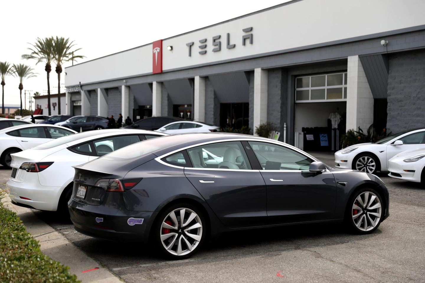 Tesla convinces jury its Autopilot wasn’t at fault in first lawsuit blaming a fatality on the technology to go to trial