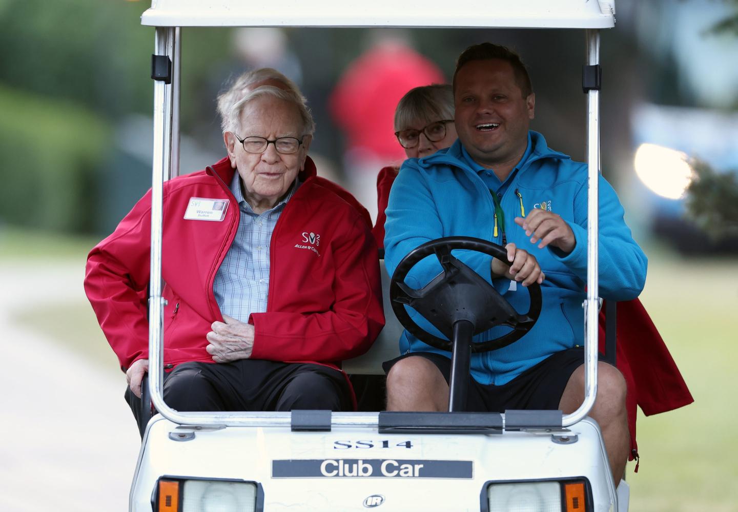 Warren Buffett dumped his entire $850m stake in GM and cut back on Amazon as Berkshire Hathaway built its record $157bn cash pile