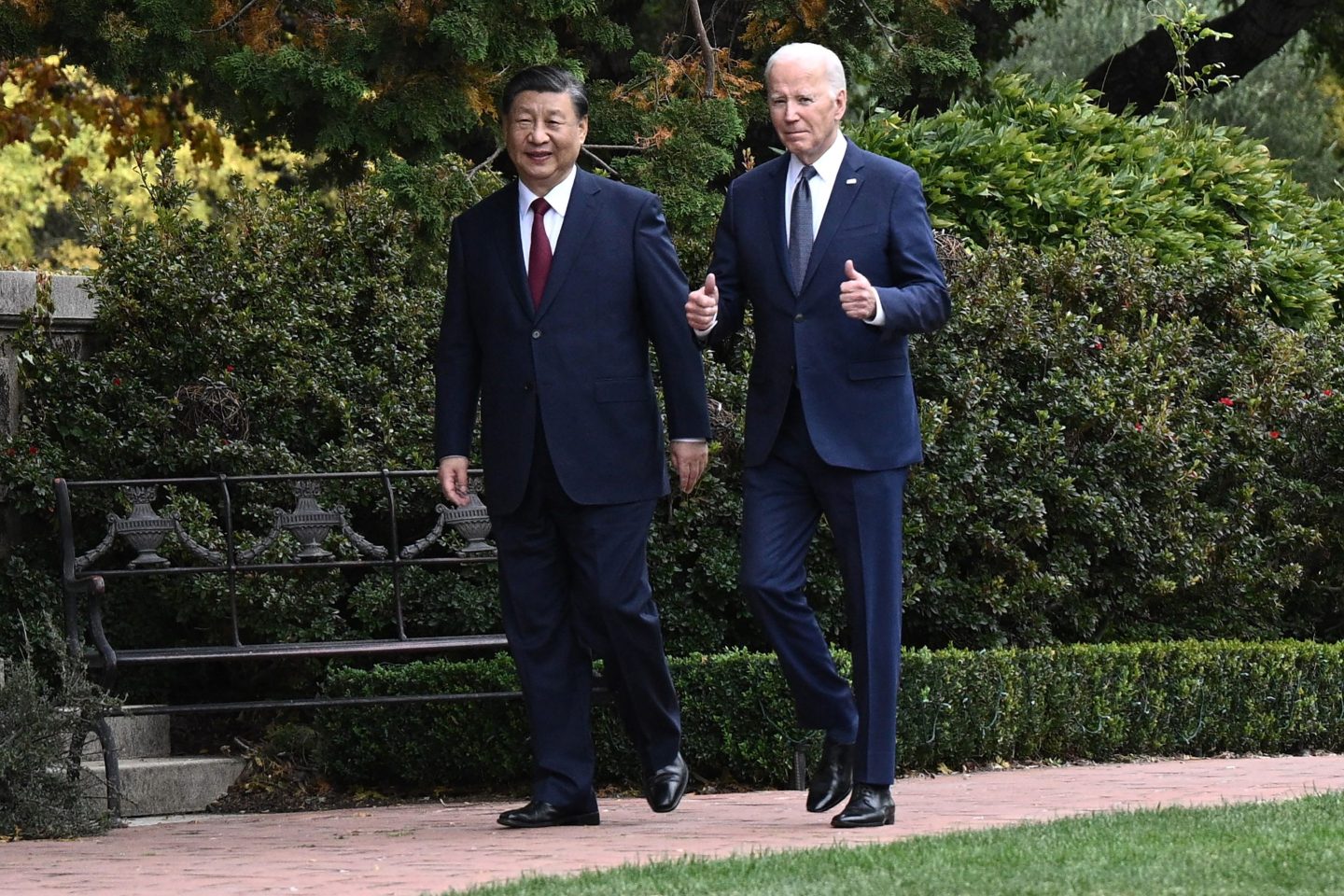 President Joe Biden (R) and Chinese President Xi Jinping.