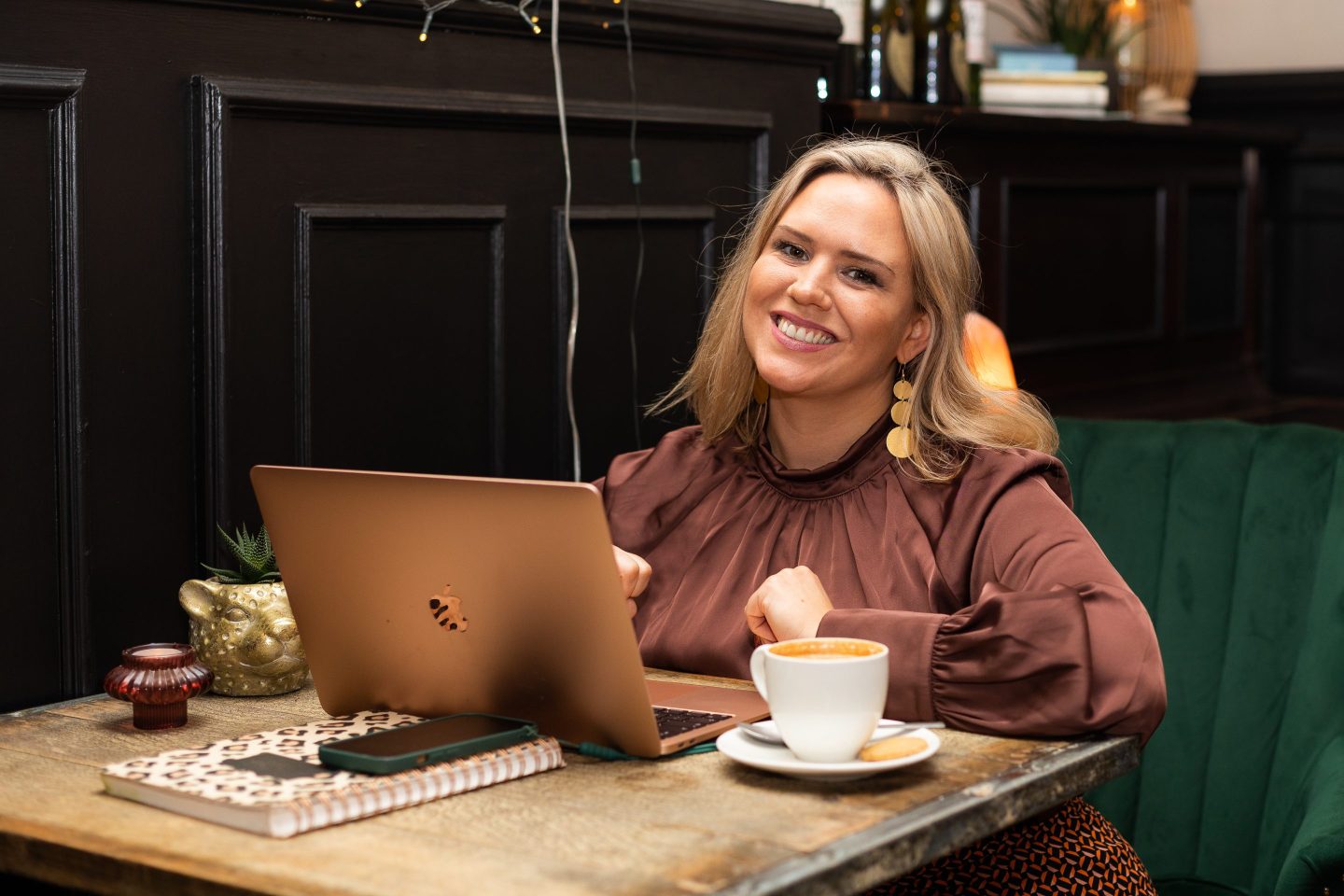 Lucy Hall working at a cafe.