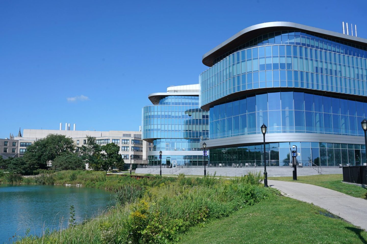 Photo of the Kellogg Business School on Northwestern University's campus.