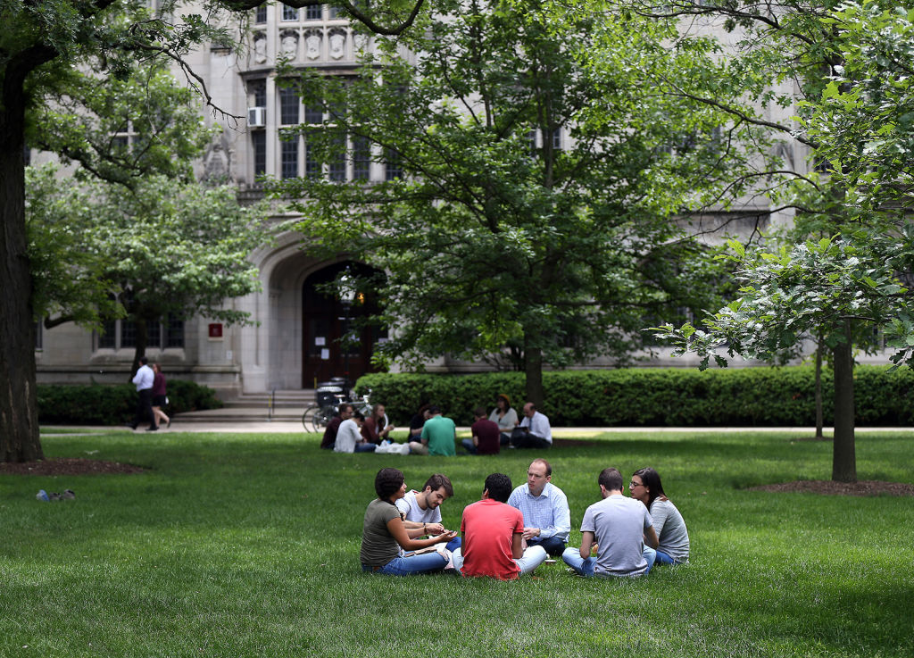 People sit on the Main Quadrangle on the University of Chicago campus, as seen in June 2018. (Terrence Antonio James—Chicago Tribune/Tribune News Service/Getty Images)
