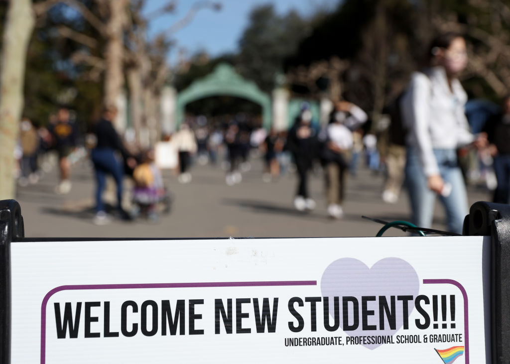 A sign welcoming new students is posted at Sproul Plaza on the UC Berkeley campus in March 2022. (Photo by Justin Sullivan/Getty Images)